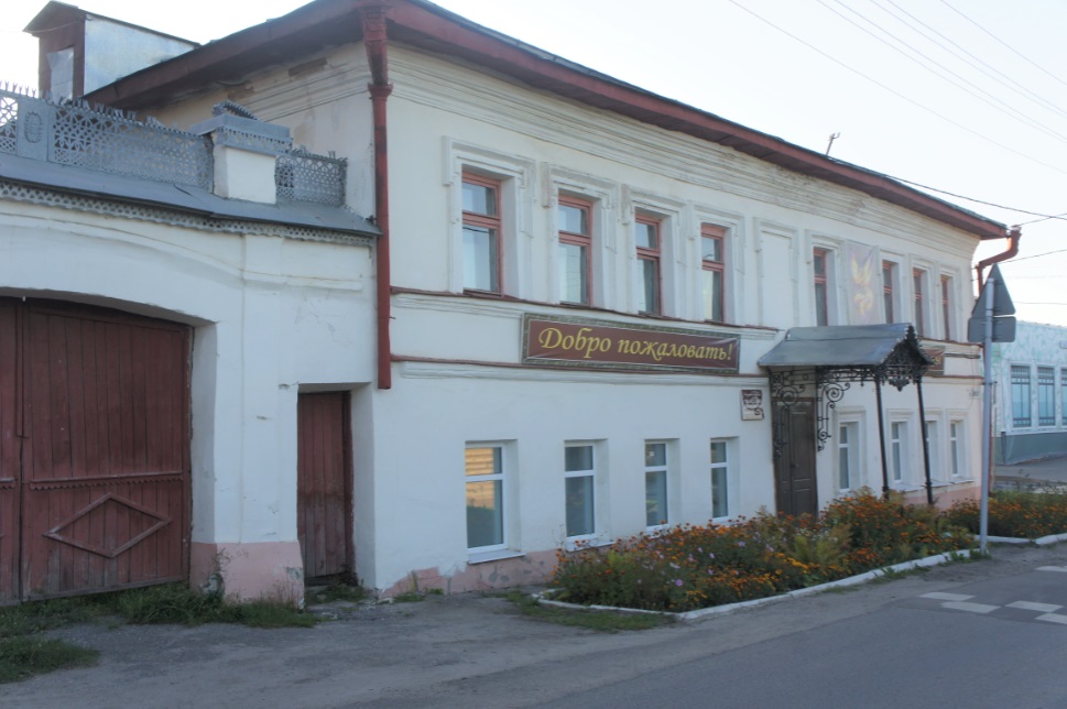 На углу улиц Горького и Ленина стоит Дом ремесел